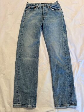 Women’s Levi’s 501 jeans. Like new. Size 25.